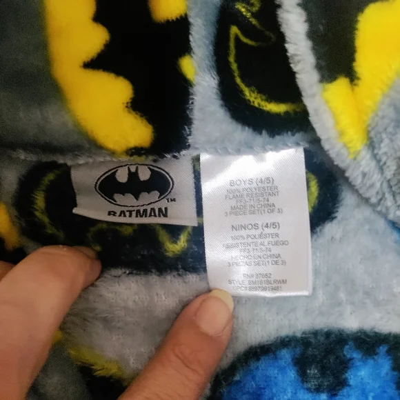 ✨️Super Soft plush Boys BATMAN pajama / bath robe! Sz. 4/5 - Picture 2 of 2